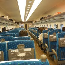 のぞみ新大阪行車内。7割以上乗ってる。