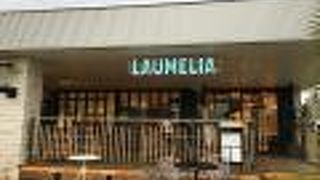 ベンツカフェだけど、店内は中止でテラス席のみ