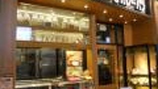 カレーパンで有名なお店です