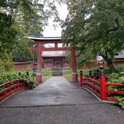 弘前藩藩主の津軽信正を祀っている神社は、東西一直線に建物が並ぶ国内で唯一の神社