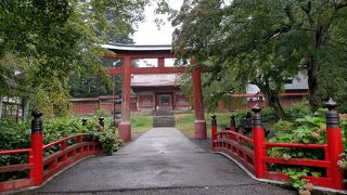 弘前藩藩主の津軽信正を祀っている神社は、東西一直線に建物が並ぶ国内で唯一の神社