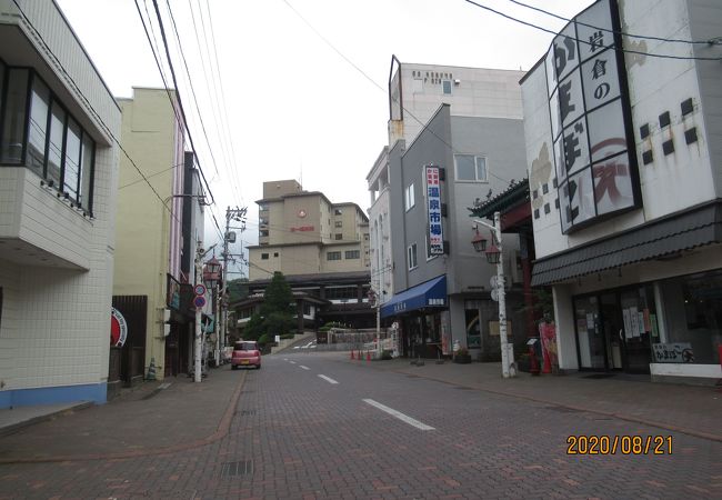 商店街の入口にあります