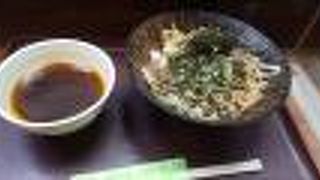 スピーディーに美味しいそばが食べられる人気店