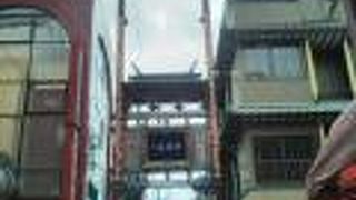 古くから栄えた市場通りにある牌楼