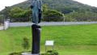 函館山を背に港を見下ろしています