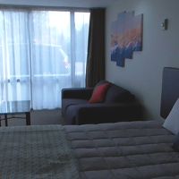 メインベッドとソファー