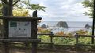 高台からウトロ港を見下ろせる