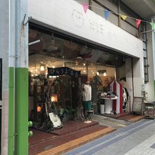 雑貨をメインに洋服などもあります