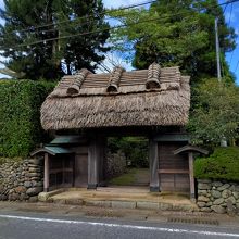 犬の馬場近くの茅葺の門