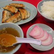 餃子は焼きというよりは揚げに近い感じでカリカリでした