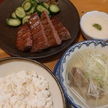 今回頼んだのは、2枚4切れの特切り厚焼定食。