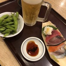 まずは、生ビール、ちょい刺身と枝豆が運ばれてきた