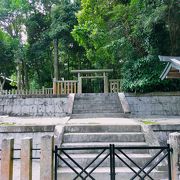 新田神社の裏手の神亀山の山頂にある瓊瓊杵尊の陵墓