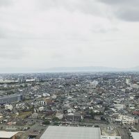 ホテルから眺める街の姿は地味だなぁ