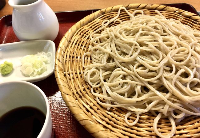 冷えた地ビールに深大寺そば