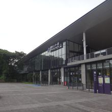 駅舎は完全な地上駅