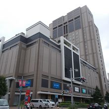 このビルの中にあります。