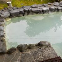 露天風呂は、やや狭め。