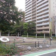 右奥の市中の上を確認してください。