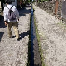 道の真ん中に「水路」長閑です