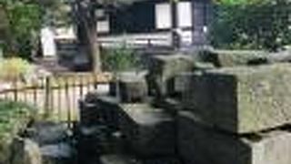 石の卒塔婆がある