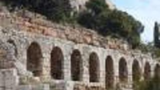 アクロポリスの丘の南麗に