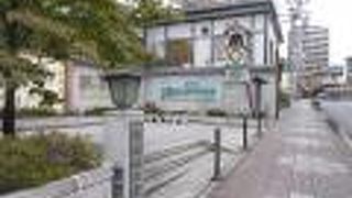 公園には櫓のからくり時計があります。