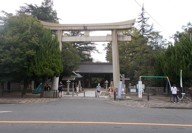 木々に覆われた静かな神社です。