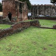 ピサの街中にある緑の小さな空間、ネロの浴場跡なんだとか…