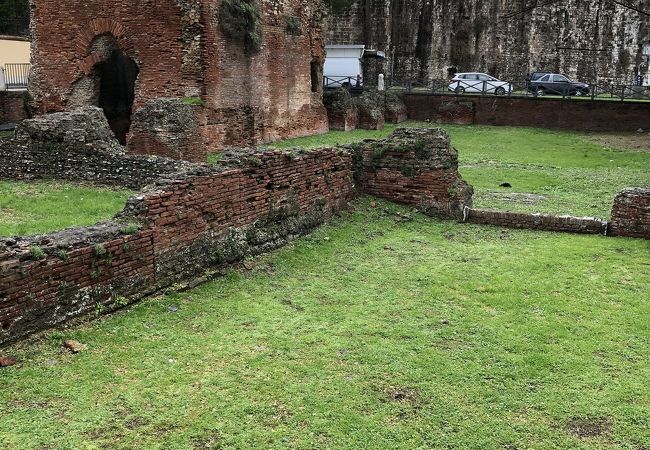 ピサの街中にある緑の小さな空間、ネロの浴場跡なんだとか…