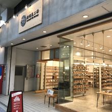 明るいガラス張りのお店は、外からもよく店内が見えます