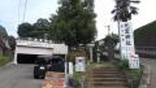 小高い丘の上にあります。