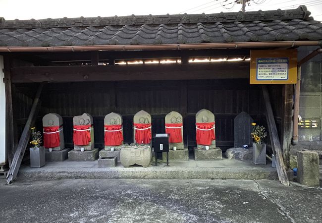 守山空襲の弾痕残る地蔵