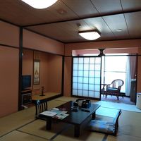新館12畳和室です。障子は無い方が良いです。