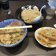 行列必死のつけ麺店