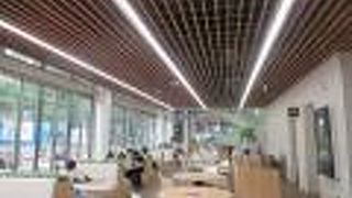 猿山の前のレストラン