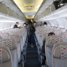 エコノミークラスの座席の様子