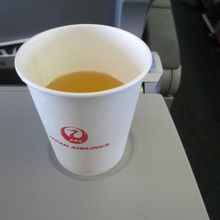 サービスドリンクのアップルジュース