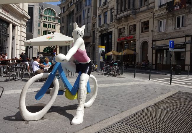 Statue La Chatte a Bicyclette