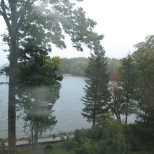 宿泊ホテルからの湖の風景