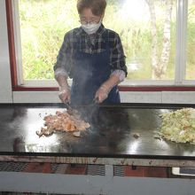 ちゃんちゃん焼きを焼き上げる様子。