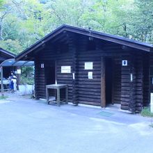 トイレは汲取式　左は洗い場