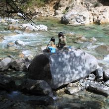 サイトのすぐ脇は清流阿寺川　釣りもできる