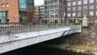 女烏羽川に架かる橋