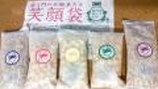 ユニークなパッケージのあられ