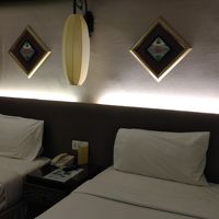 部屋は薄暗いです