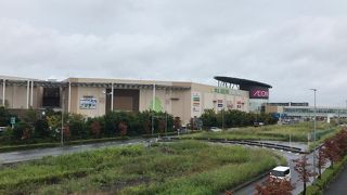 巨大なショッピングモール