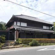 江戸時代の家屋の姿をのこしています。