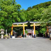 全国的にも珍しい鳥居が横に２つ並ぶ諏訪神社は縁結びのパワースポット