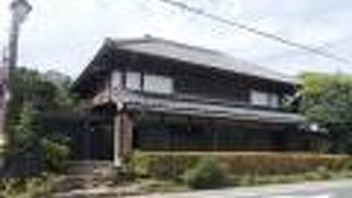 江戸時代の家屋の姿をのこしています。